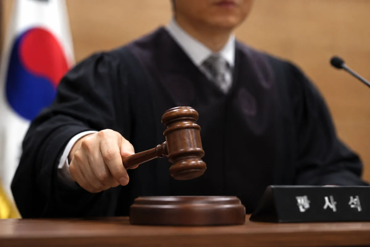 부정당업자 입찰제한 행정소송|법정에서 의사봉을 든 판사와 판사석 명패