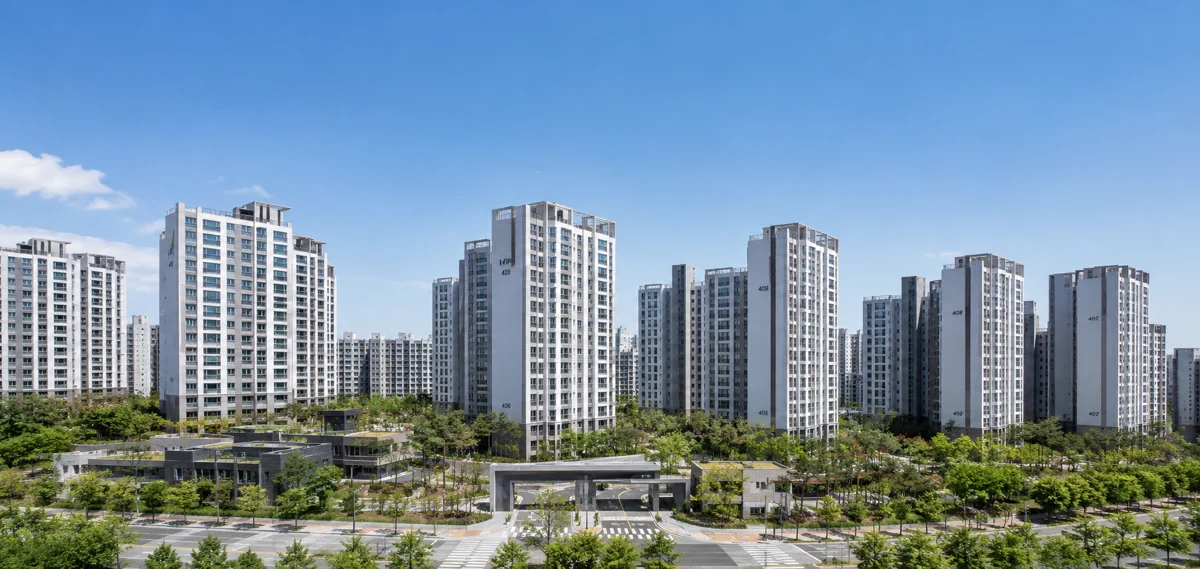 강남 위반 건축물 매매|맑은 하늘 아래 현대적인 아파트 단지 전경